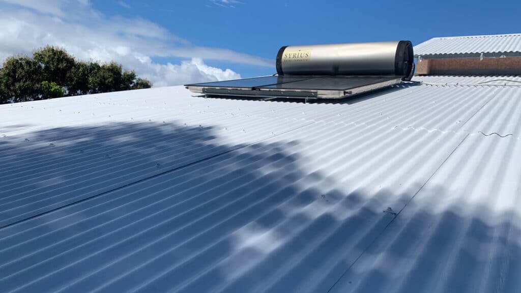 Toiture rénovée à Saint Joseph de la Réunion avec une peinture thermo réfléchissante